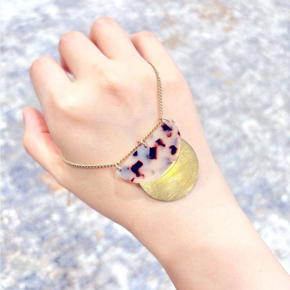 No Brand Gold and Tortoiseshell Pendant Necklace